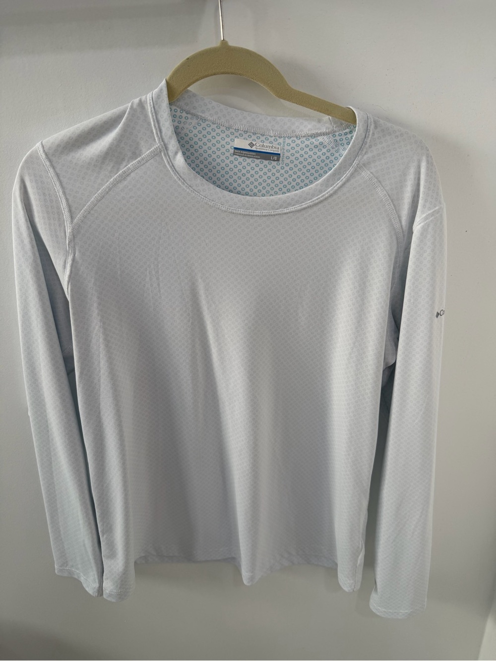 Columbia women’s  Long-Sleeve Omni-Shade Sun Shirt - white